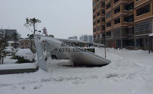 因积雪导致破坏的膜结构车棚