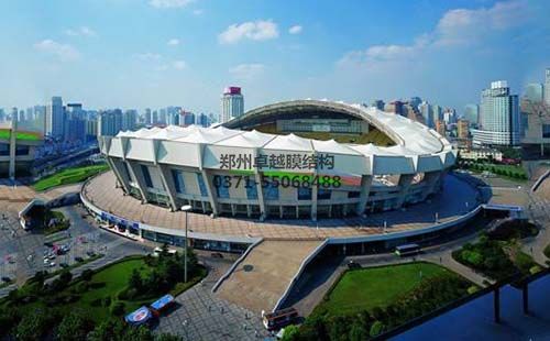 上海八万人体育场膜结构罩棚就是典型的鞍形