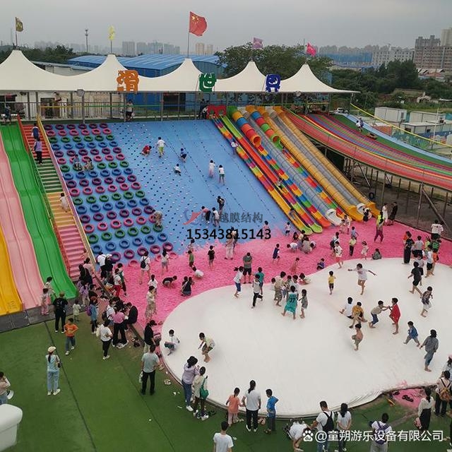 广州彩虹滑道游乐设备红色遮阳棚结构设计生产