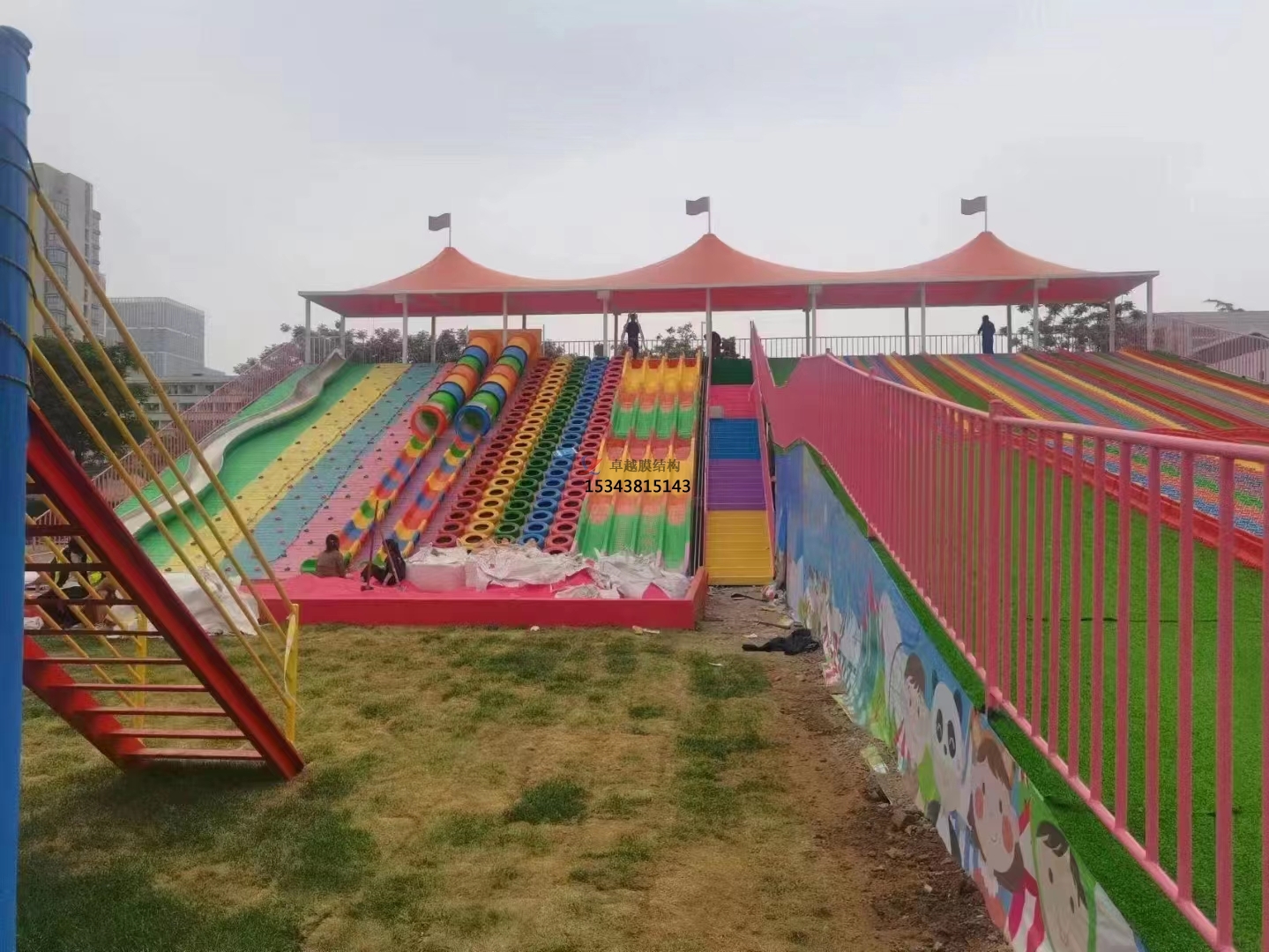 晋城彩虹滑道游乐设备红色遮阳棚结构设计生产
